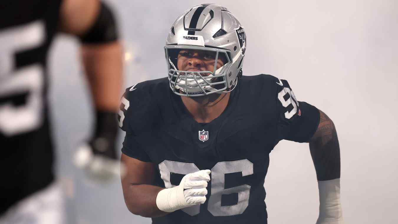 Tennessee Titans defensive tackle Jonah Laulu