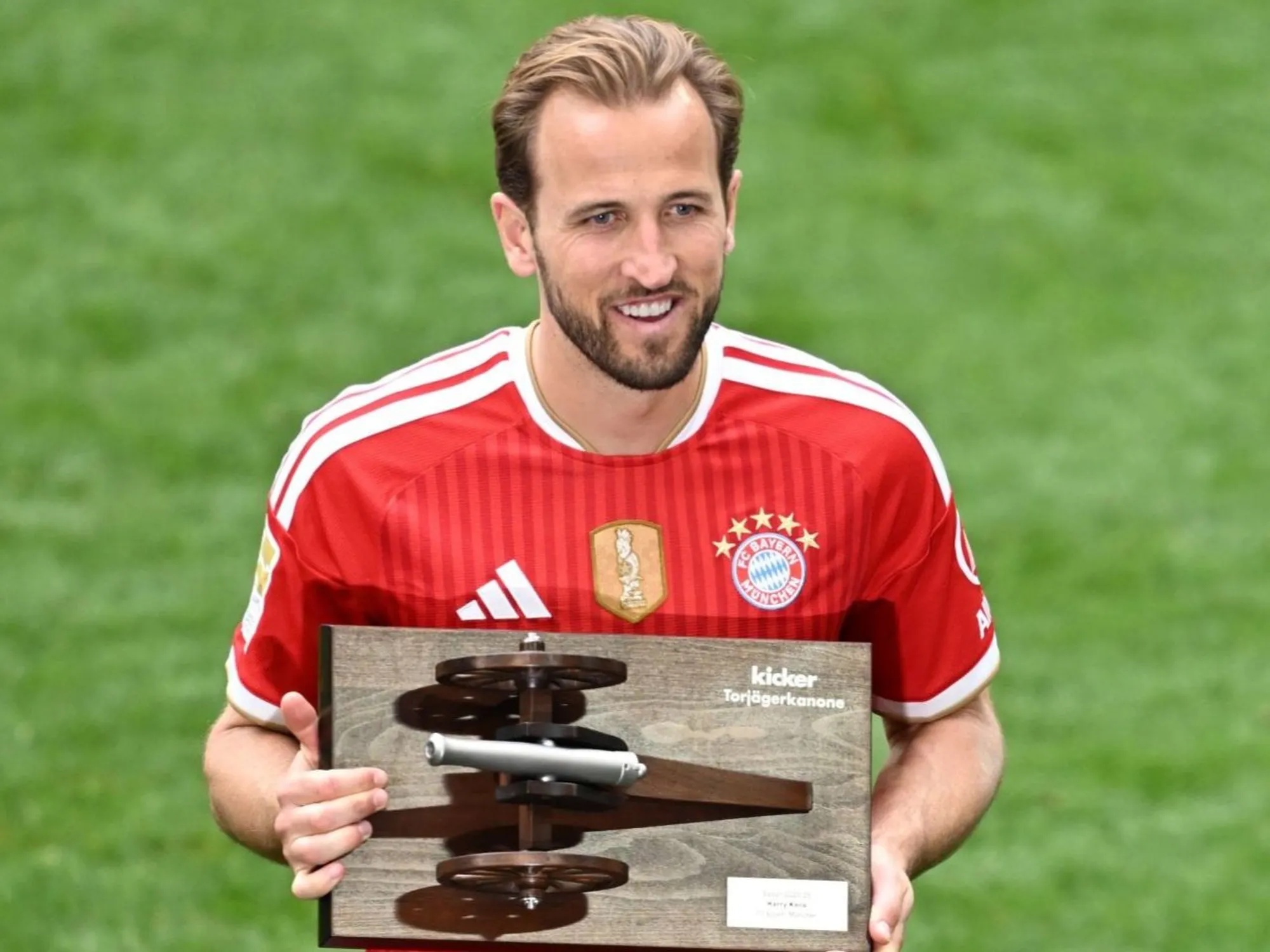 Kane contract 'talks': Outcome revealed as Bayern striker aims for Ballon d'Or