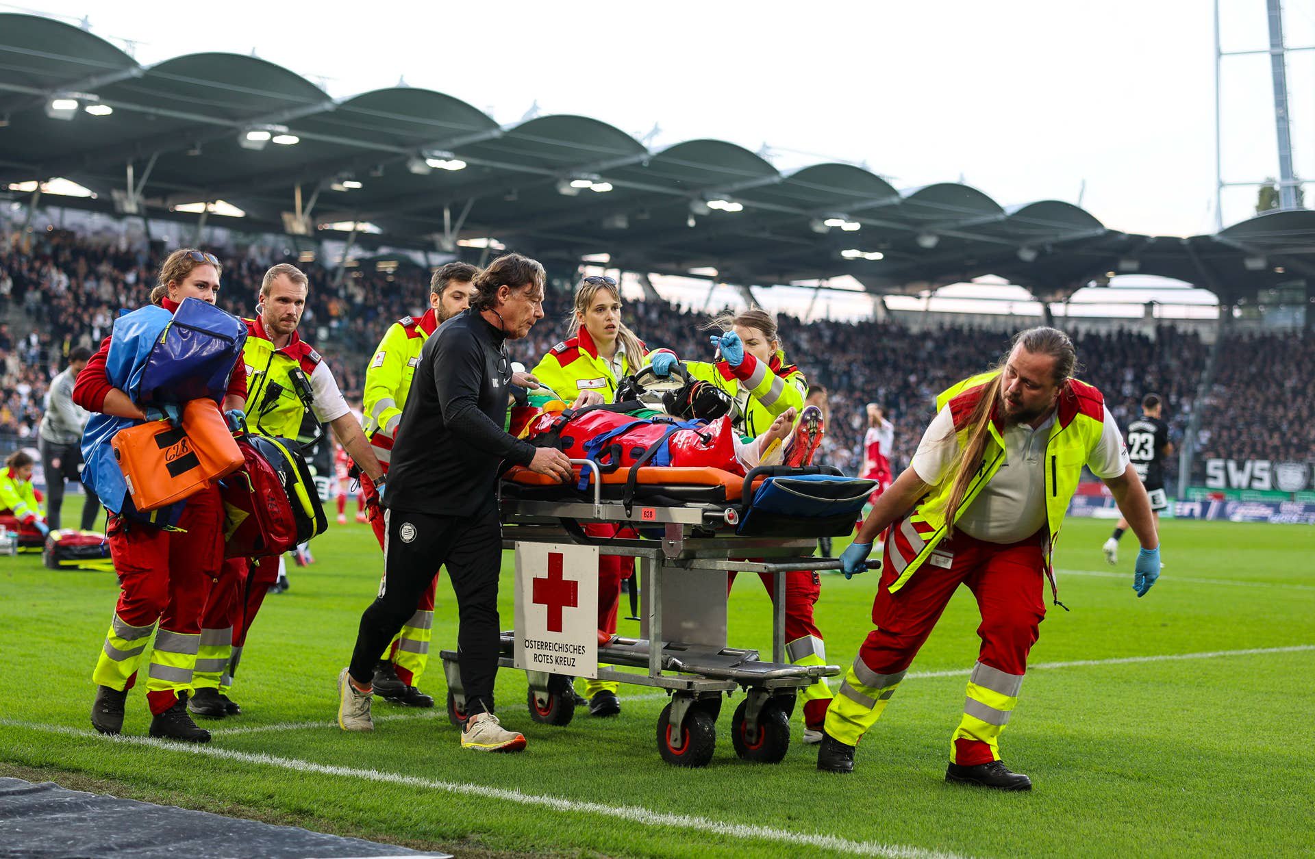 Schock im Grazer Derby: Rettungskräfte bringen Sturm-Keeper Daniil Khudyakov nach seiner schweren Verletzung vom Platz.