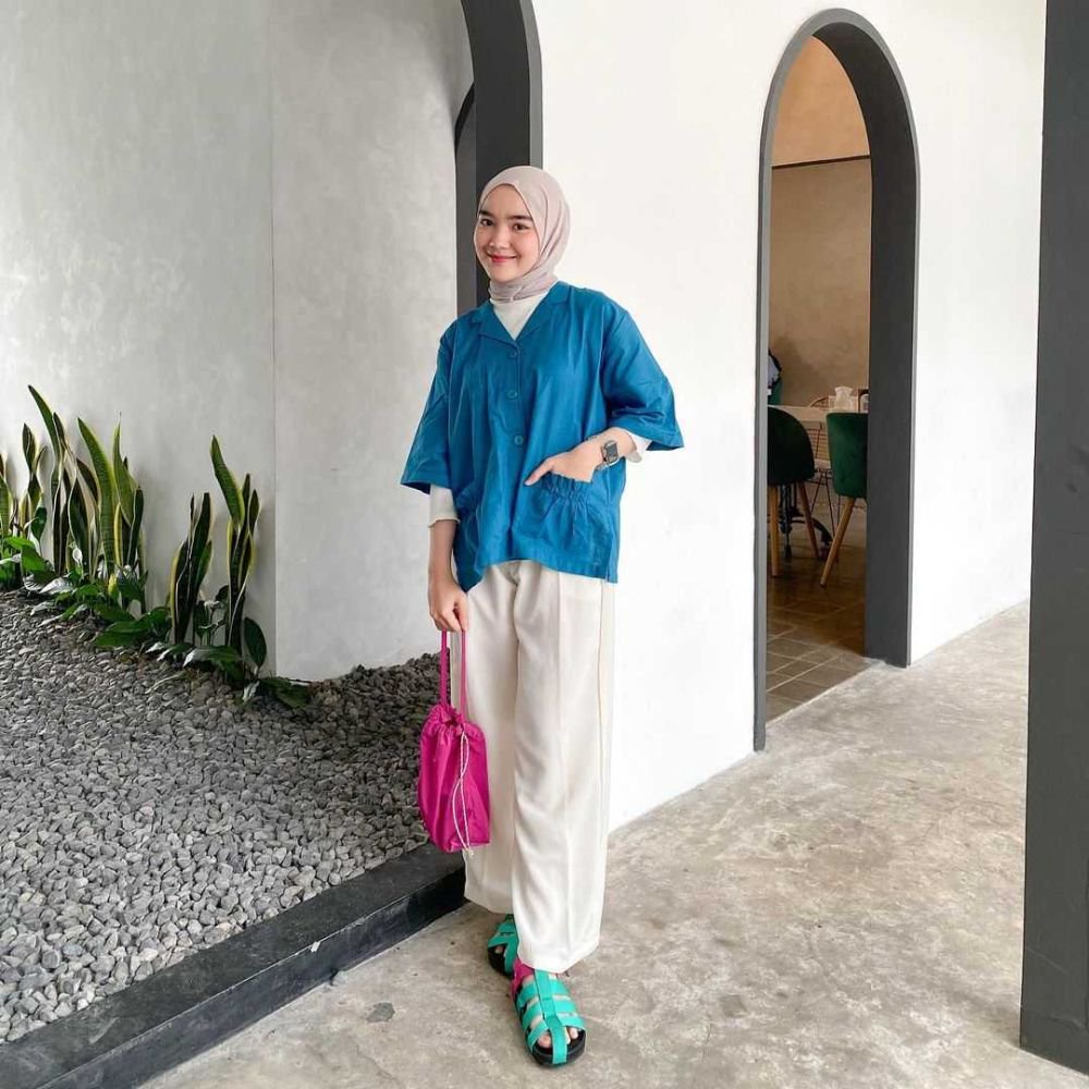12 Inspirasi OOTD dengan Celana Putih, Solusi Tampil Eksis