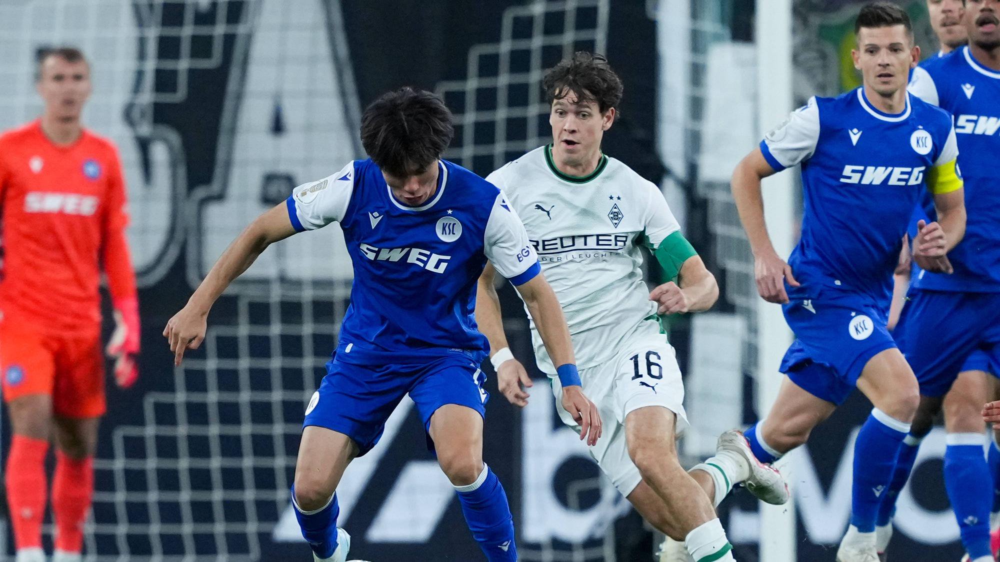 Duell um den Ball zwischen Shio Fukuda und Philipp Sander.