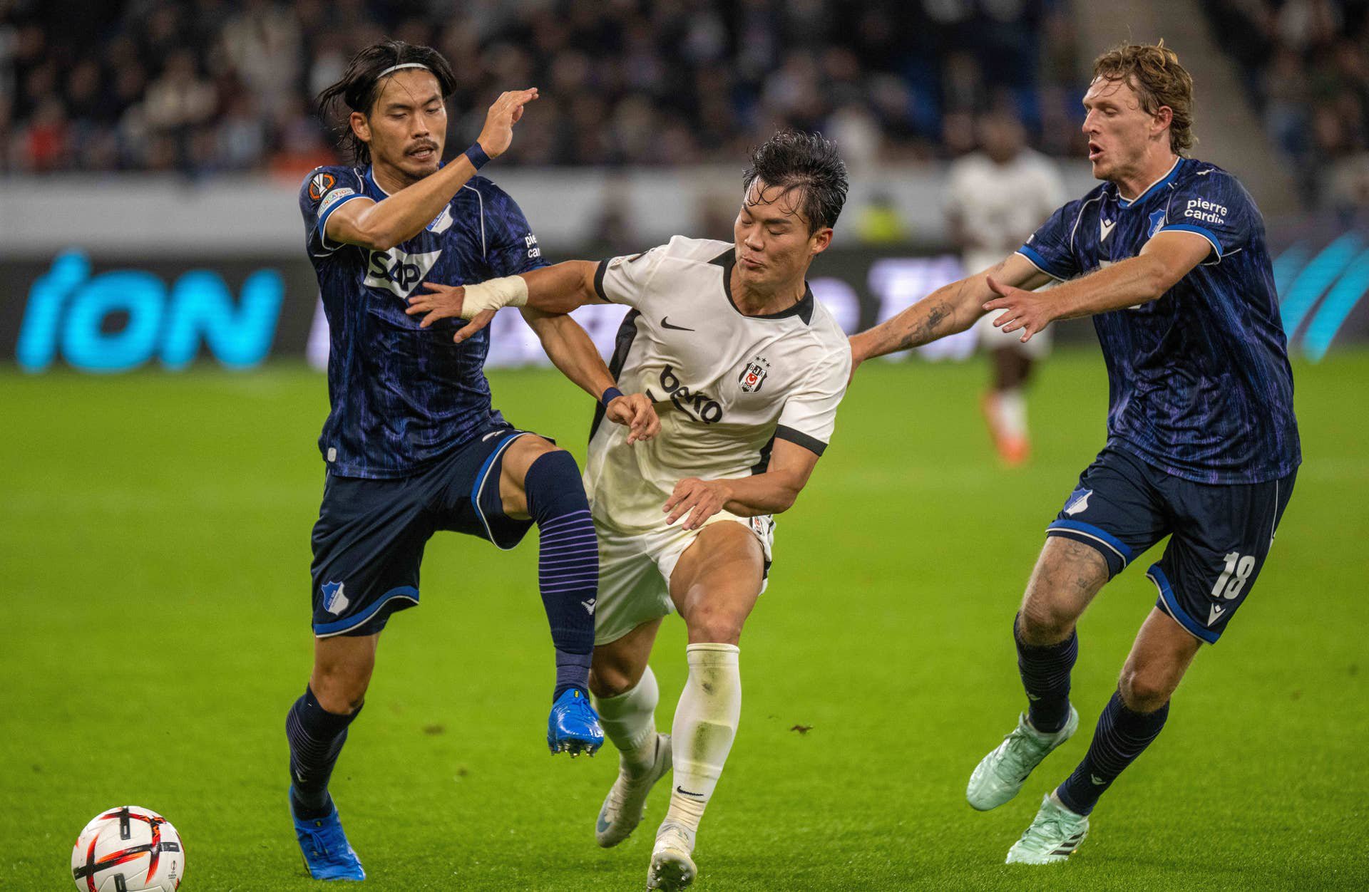 Koki Machida und Hyeon-Gyu Oh kämpfen im packenden Zweikampf während des Europa-League-Spiels intensiv um den Ball.