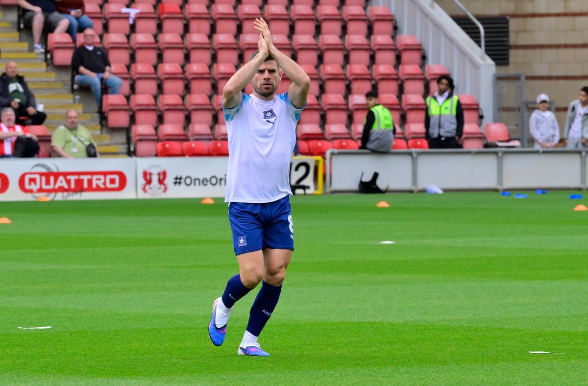 Joe Edwards applauds the travelling Green Army during warm up before the Sky Bet League 1 match between Leyton Orient and Plymouth Argyle at BetWright Stadium, London on 3 October 2026 (Photo: Alan Stanford/PPAUK)
