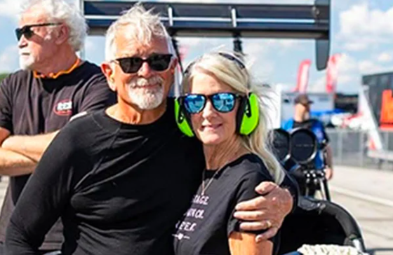 À 73 ans, il réalise son rêve au volant d’un dragster capable de dépasser les 470 km/h