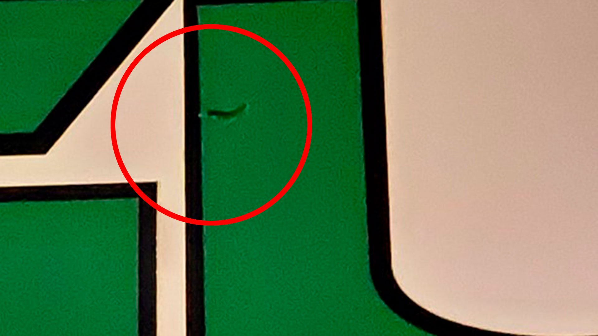 El orificio de bala en la carrocería.