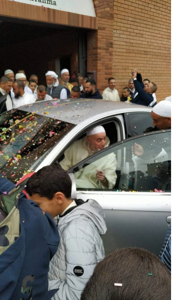 إمام المسجد خلال استلامه السيارة