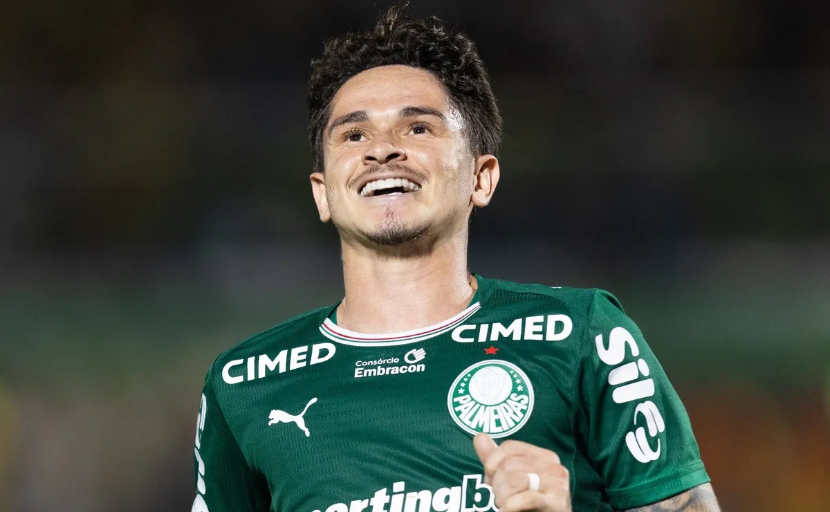Khellven será titular contra Athletico-PR na ausência do suspenso Giay