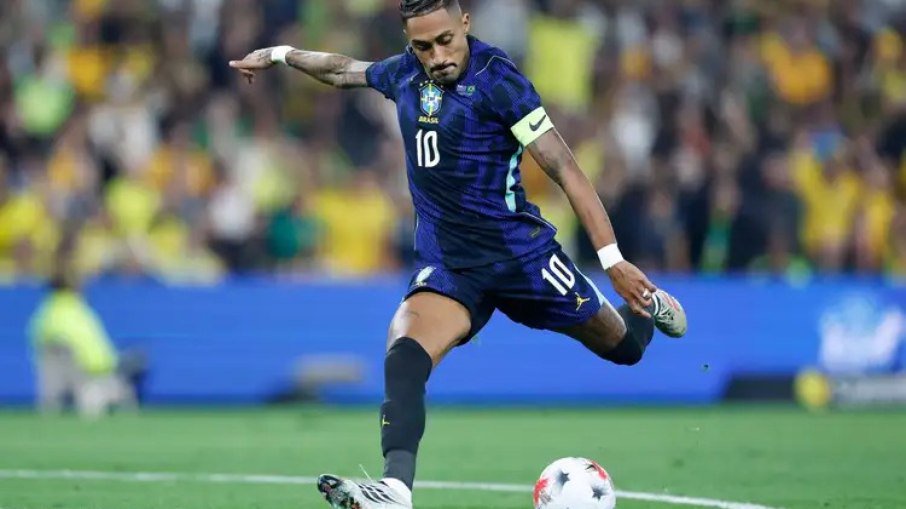 Raphinha, craque da Seleção Brasileira e do Barcelona, compartilhou em sua rede social vídeo em apoio ao fim da escla 6x1 e à reeleição do presidente Lula