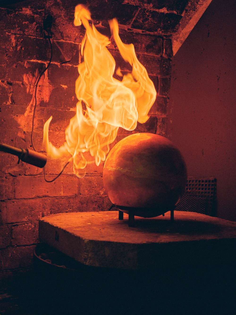 La fabrication du Ballon d'Or dans les ateliers du joaillier Mellerio.