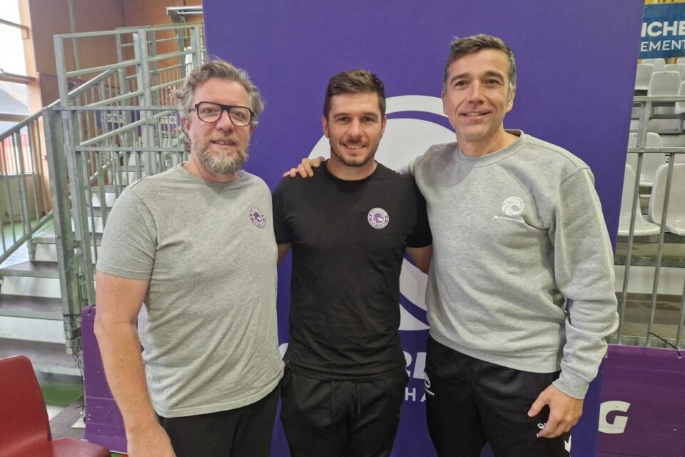 Régis Bardera (à d.) prend soin des têtes de Franck Maurice, Axel Oppedisano et des joueurs de la JS Cherbourg.