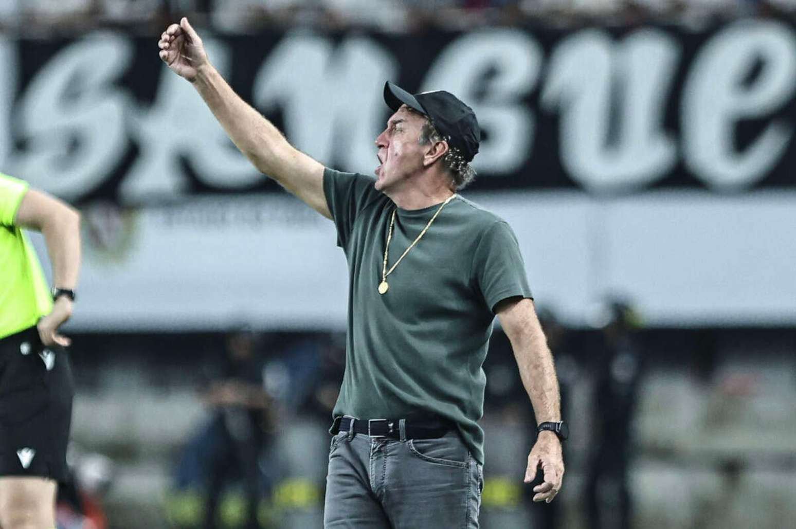 Durante a semana, Cuca testou o time titular com a dupla Coutinho e Neymar –