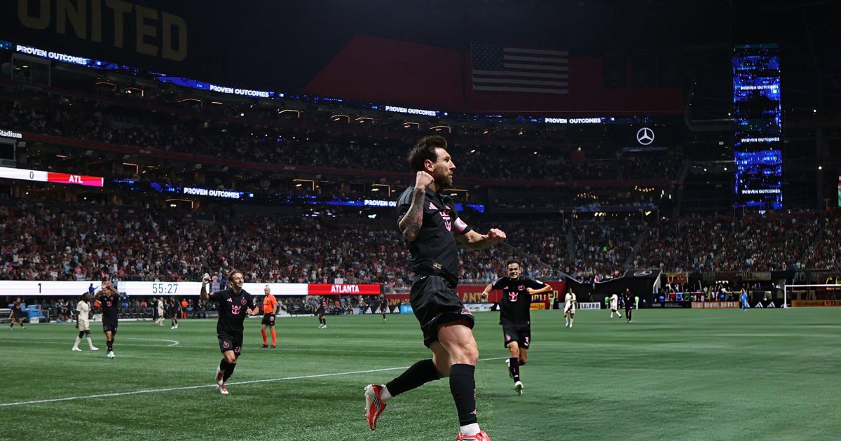 lionel-messi-benz-stadium-1792410148.jpg