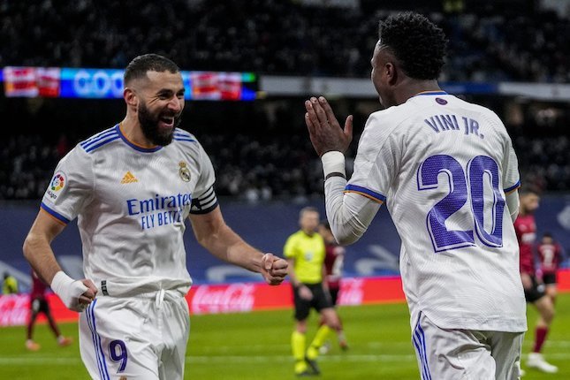 Pemain Real Madrid, Karim Benzema dan Vinicius Junior (c) AP Photo