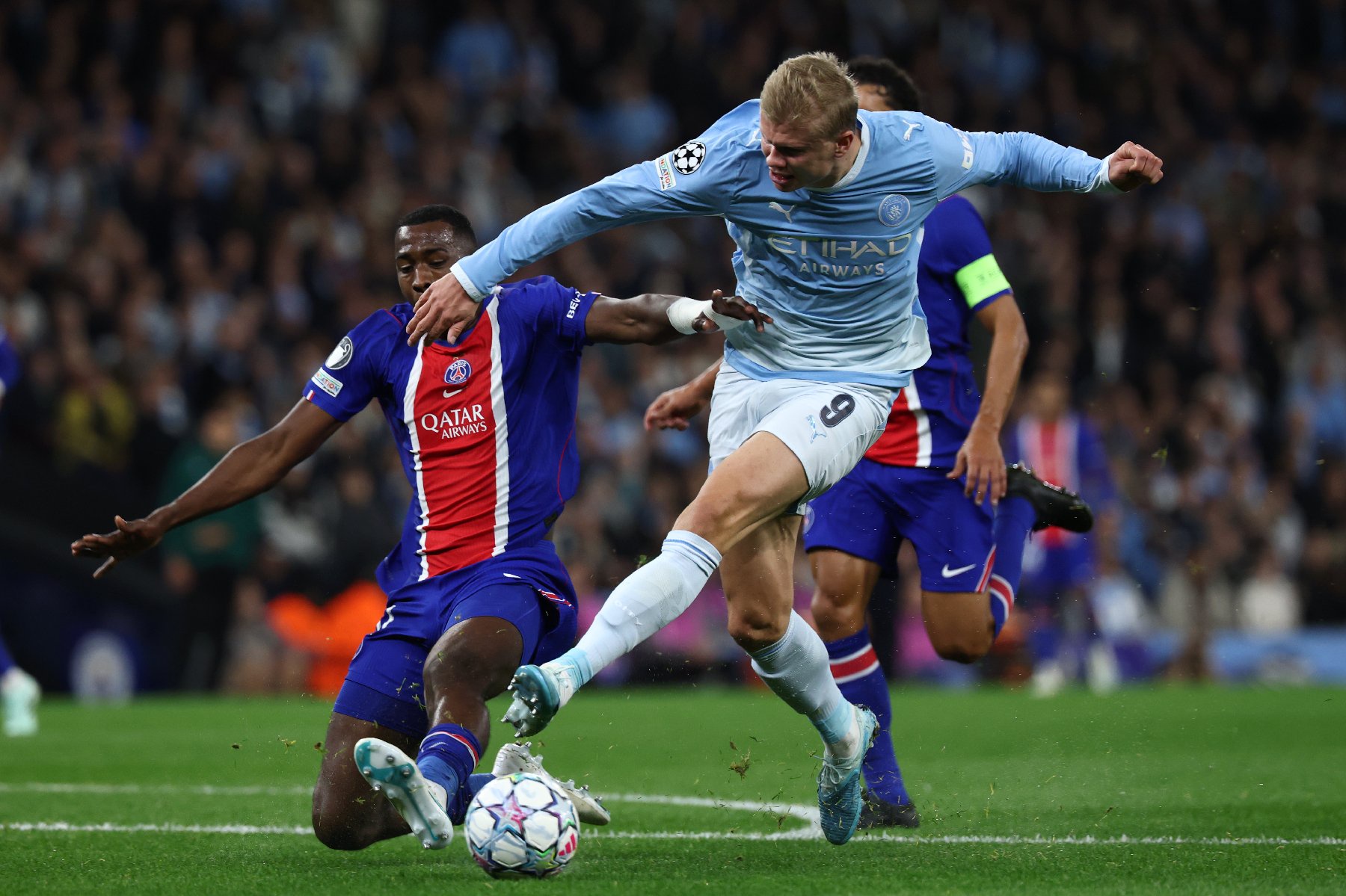 Le buteur des Citizens Erling Haaland s'infiltre dans la surface parisienne avant d'être taclé par le roc du PSG Willian Pacho, le 14 octobre 2026