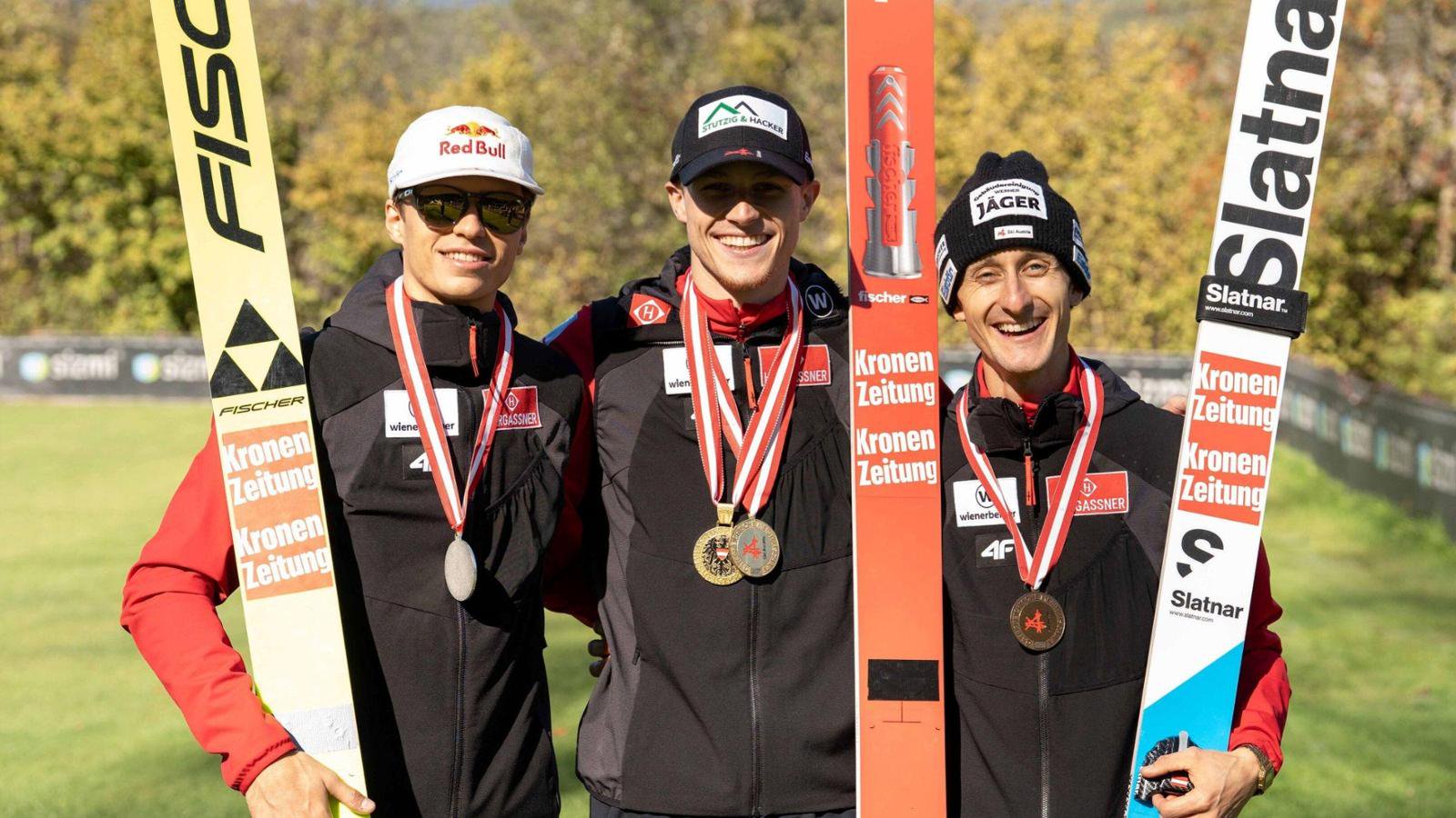 Jonas Schuster (m.) gewinnt den nationalen Meistertitel in Österreich von der Normalschanze vor Stephan Embacher (l.) und Clemens Aigner.