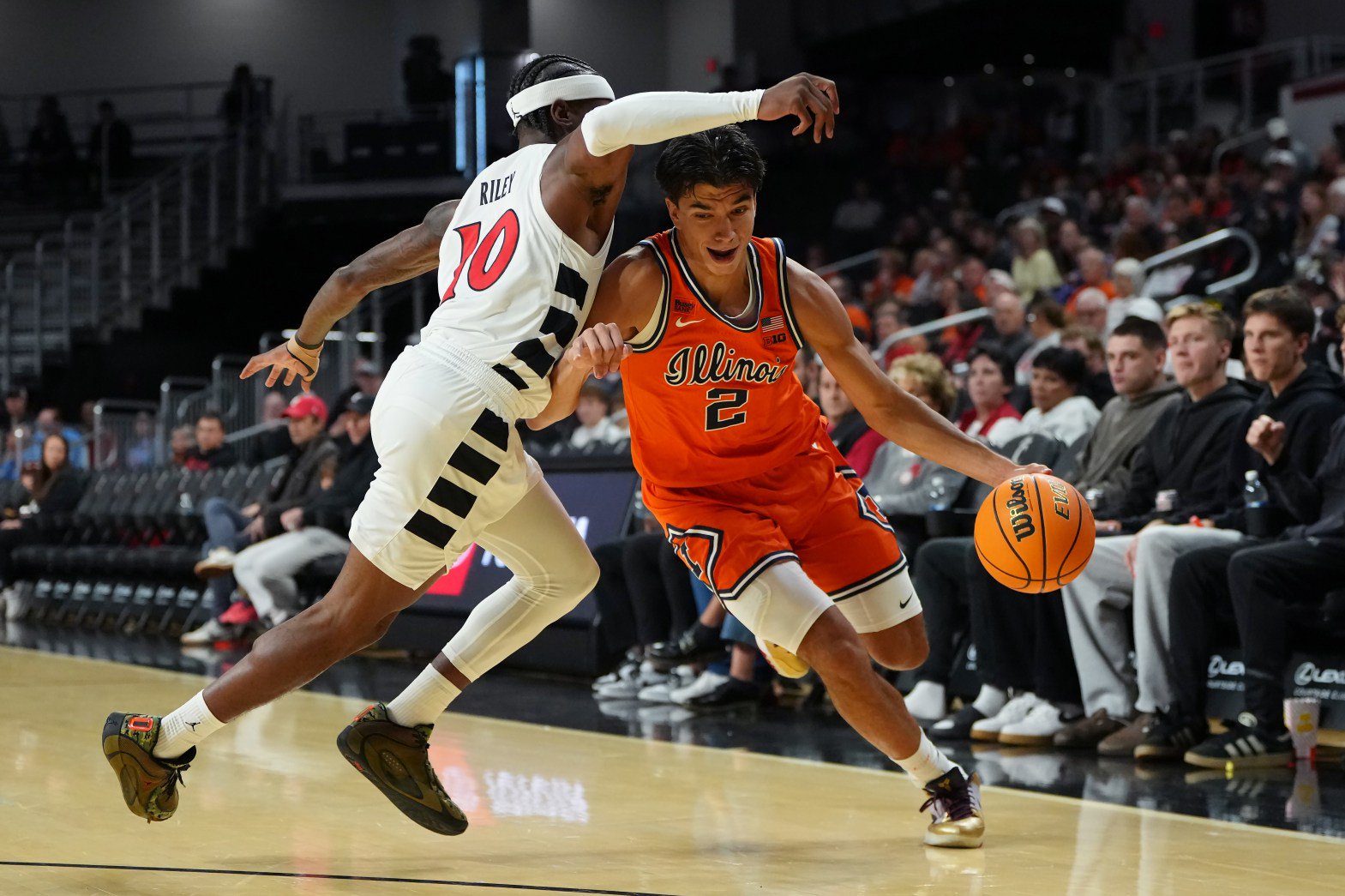Andrej Stojaković of Illinois dribbles the ball while guarded by Tylen Riley of Cincinnati in the first half of an exhibition game Oct. 17, 2026, in Cincinnati. (Dylan Buell/Getty Images)
