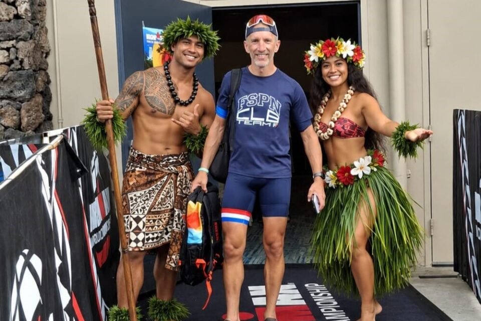 Cette photo a été prise juste après la remise du package Ironman (dossards, sacs de transition, autocollants, etc).