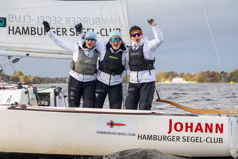 Die siegreiche Crew um Silke Basedow jubelt nach dem Gewinn der 45. Meisterschaft der Meister 2026 auf der Hamburger Außenalster.