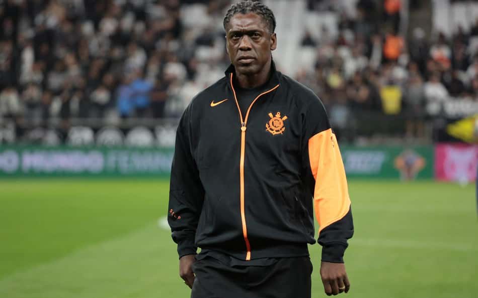 Clarence Seedorf acompanha Corinthians x Vitória das arquibancadas da Neo Química Arena