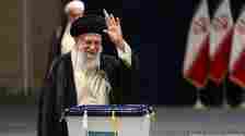 Jagoran addini a Iran, Ayatollah Ali Khamenei yana kada kuri'a