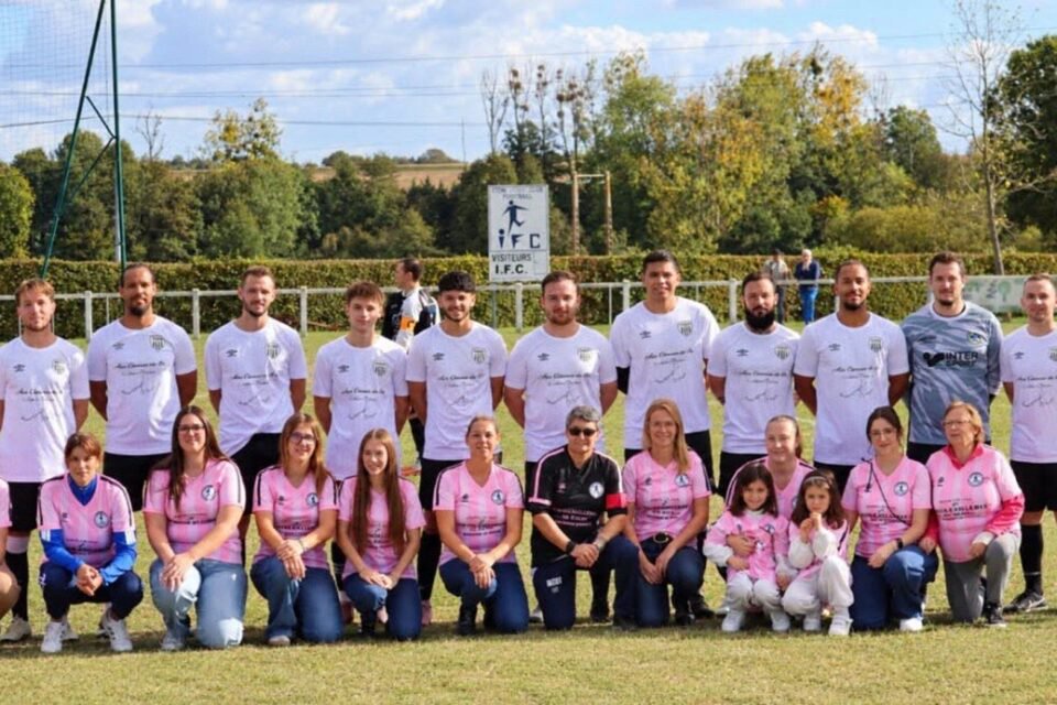 L'équipe du SAMS, accompagnée des femmes du club et de la municipalité de St-Ouen-sur-Iton pour Octobre rose