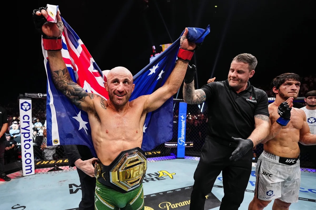 Foto colorida de Volkanovski, lutador do UFC - Metrópoles