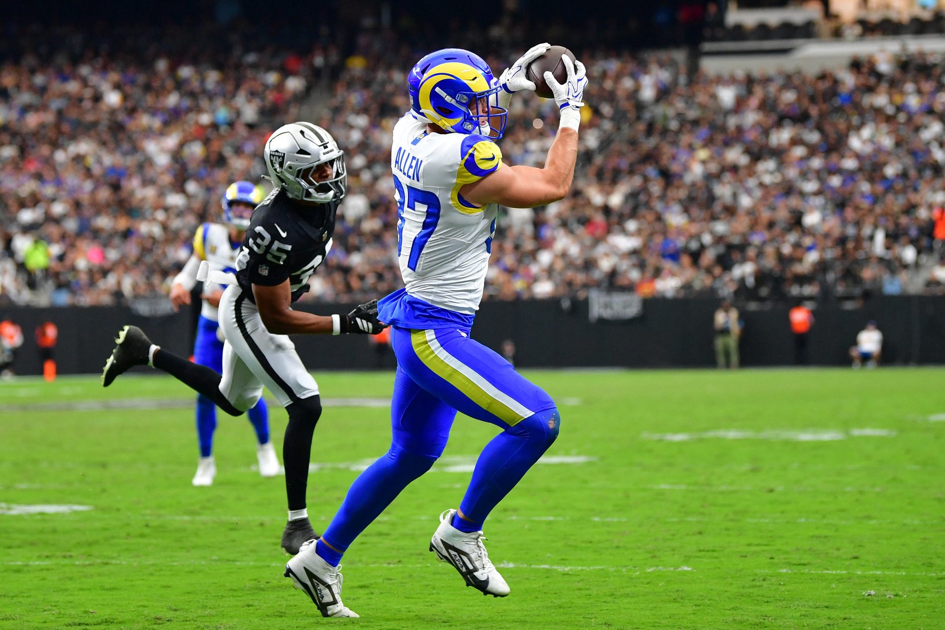 Oct 25, 2026; Paradise, Nevada, USA;  Los Angeles Rams tight end Davis Allen (87) makes a touchdown catch past Las Vegas Raiders cornerback Hezekiah Masses (35) in the first half at Allegiant Stadium.  Mandatory Credit: Gary A. Vasquez-Imagn Images