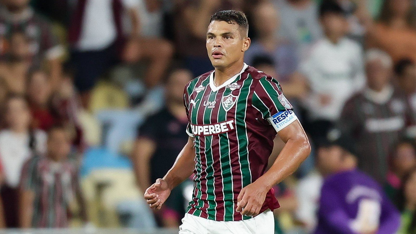 Thiago Silva, jogador do Fluminense, veste camisa listrada verde e grená no campo