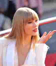 Taylor Swift on red carpet blowing a kiss