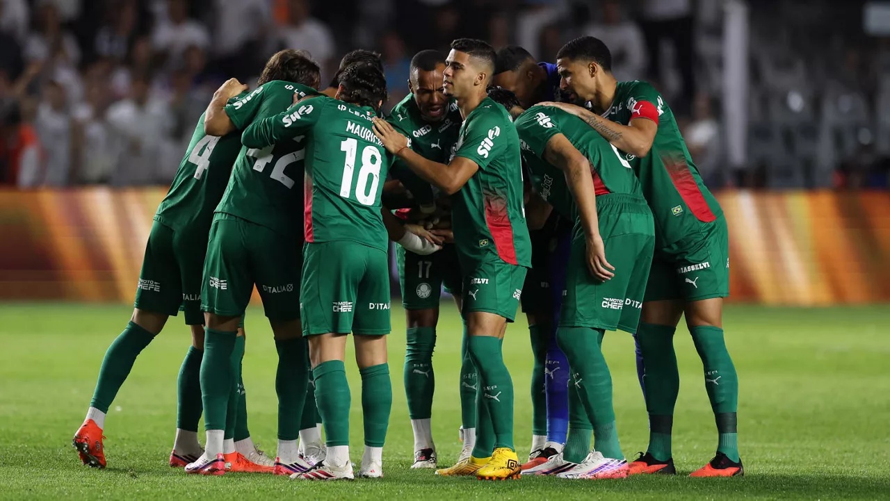 O time da SE Palmeiras, posa para foto em jogo contra a equipe do Santos FC, durante partida válida pelas quartas de final, volta, da Copa do Brasil, no Estádio da Vila Belmiro. (Foto: Cesar Greco/Palmeiras/by Canon)