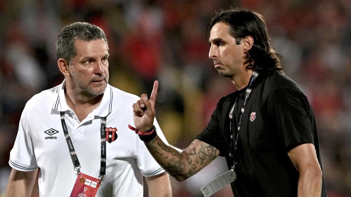 Bryan Ruiz, à direita