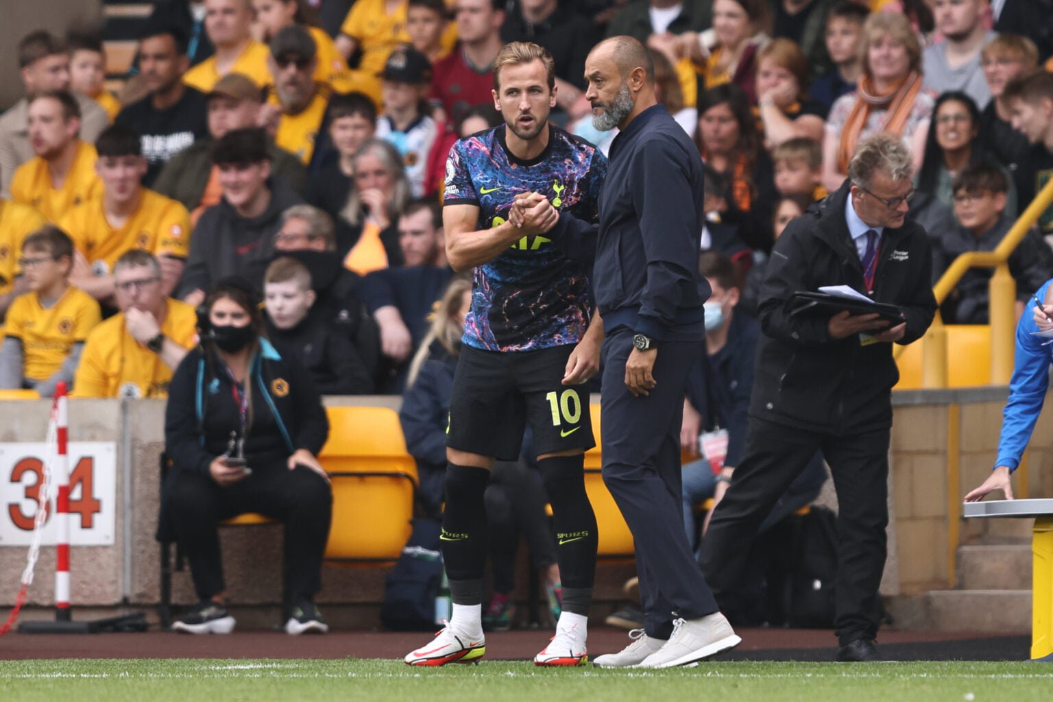 Nuno Espirito Santo shakes hands with Harry Kane