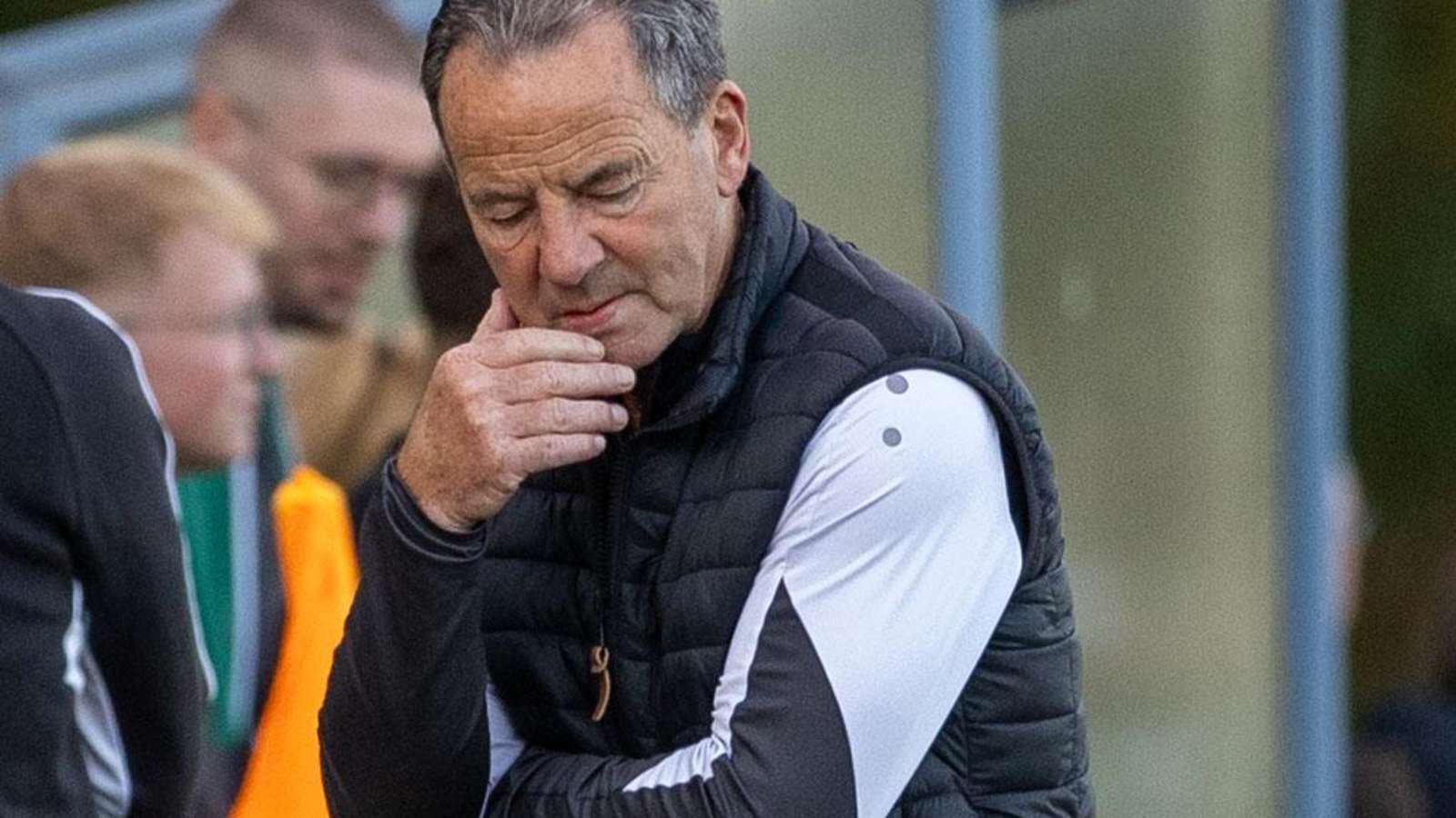 Trainer Harry Blaurock sinniert SG Kuppenrhön Fußball Kreisliga A Nord gegen Nentershausen 260911