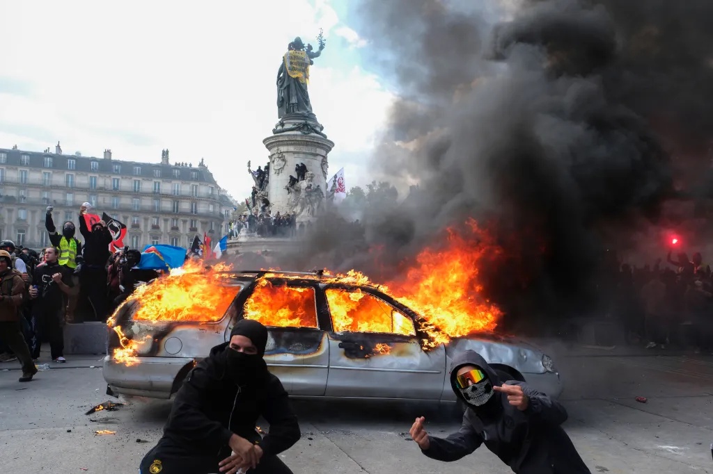French Protesters violently clashed with riot police as members of the Yellow Vest movement and trade unions,, Paris, France - 17 Oct 2026