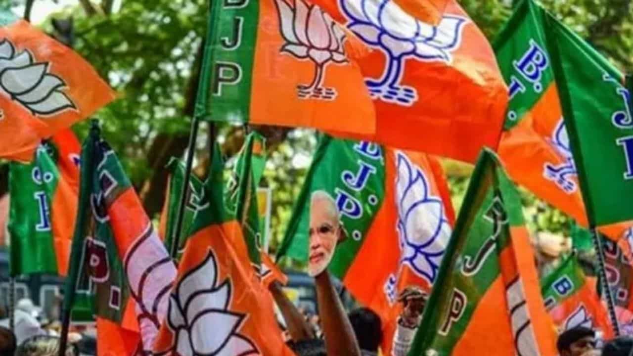 सवर्णों के लिए बने केंद्रीय आयोग... मांग को लेकर कई मंत्रियों से मिले BJP के सांसद