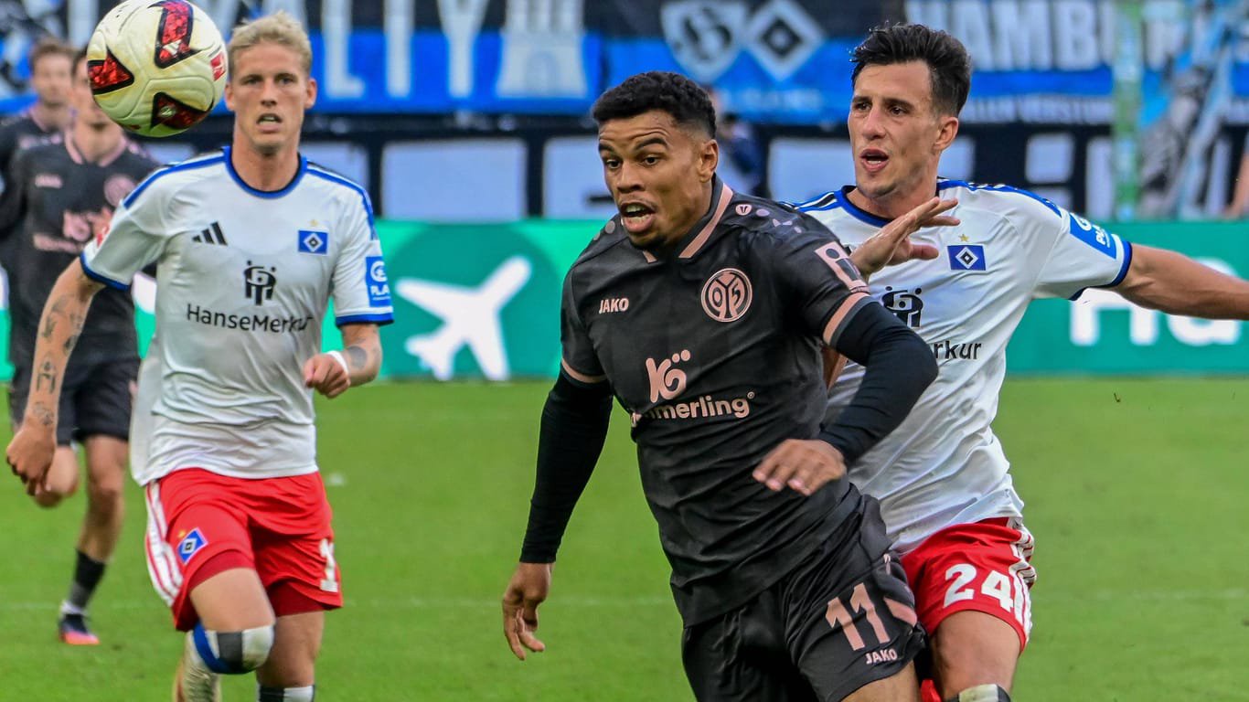Ransford Königsdörffer im Zweikampf mit Nicolas Capaldo: Der Stürmer erzielte gegen den HSV sein bislang einziges Saisontor.