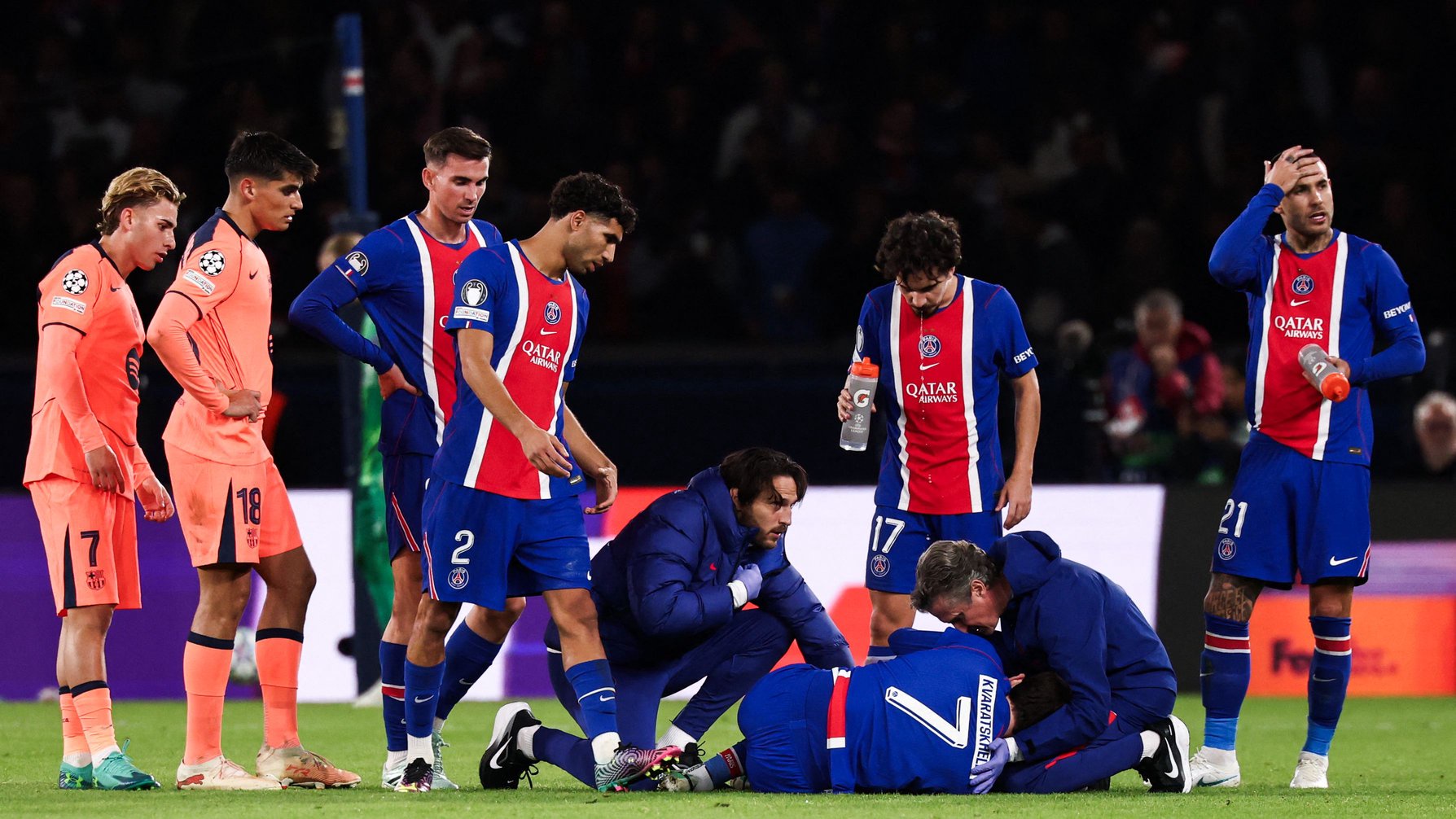 Stretchered off: a serious injury strikes a Paris star against Barcelona