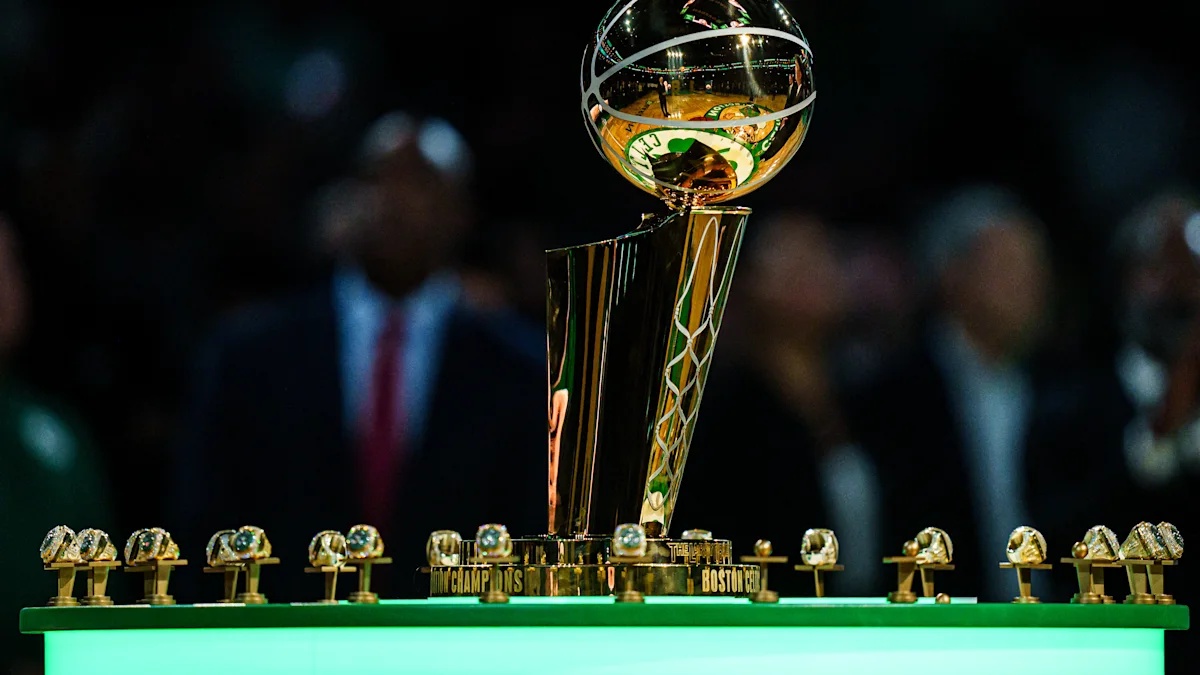 Knicks Assistant Coaches Receive Empty Ring Boxes at Banner Night