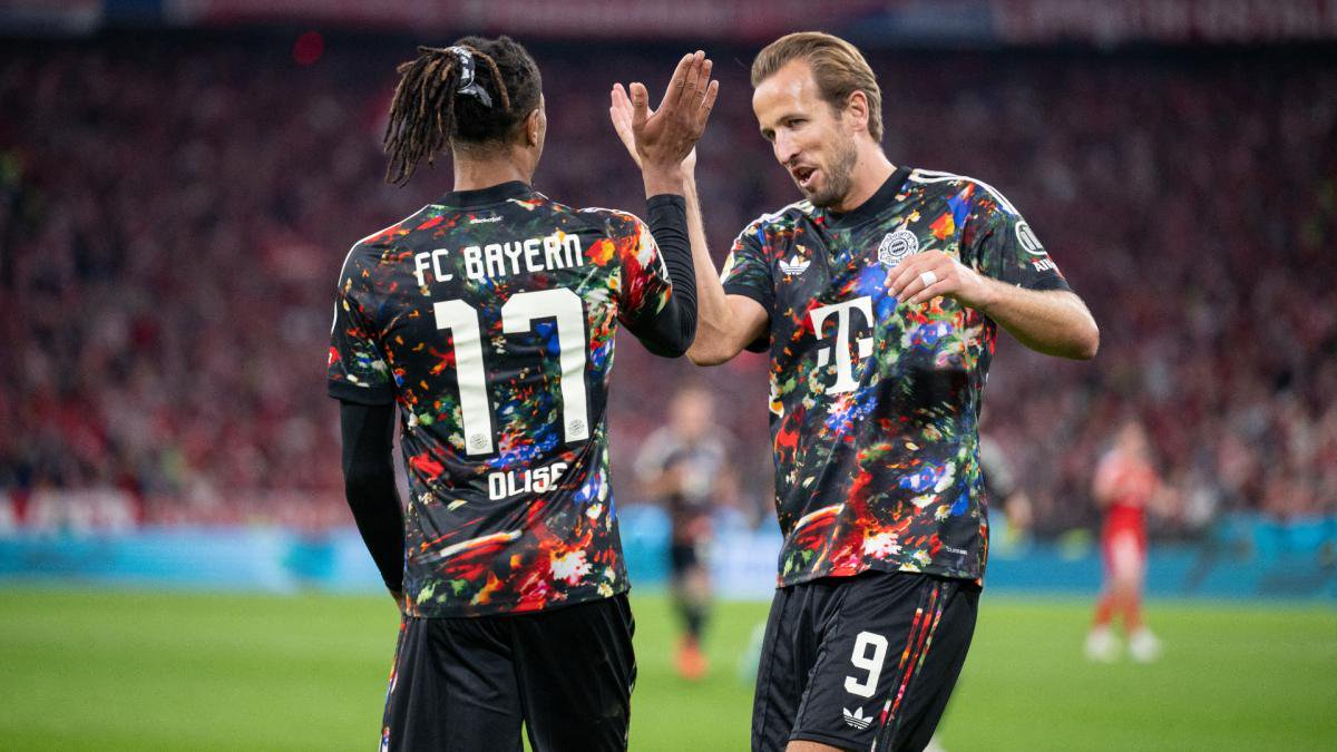 Michael Olise und Harry Kane bejubeln einen Treffer