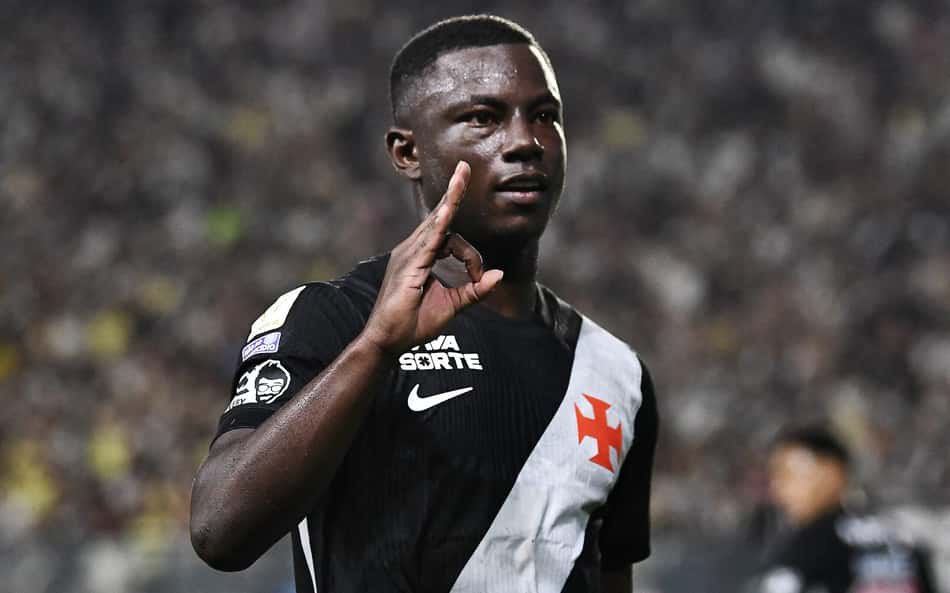 Marino celebra seus primeiros gols pelo Vasco da Gama.