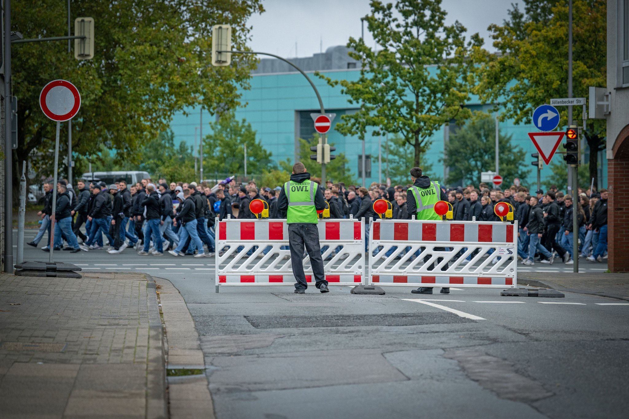 Anstelle der Polizei hat ein Sicherheitsdienst im Auftrag der Stadt die Jöllenbecker Straße für den Verkehr abgeriegelt, um die Fans aus Osnabrück abzusichern.