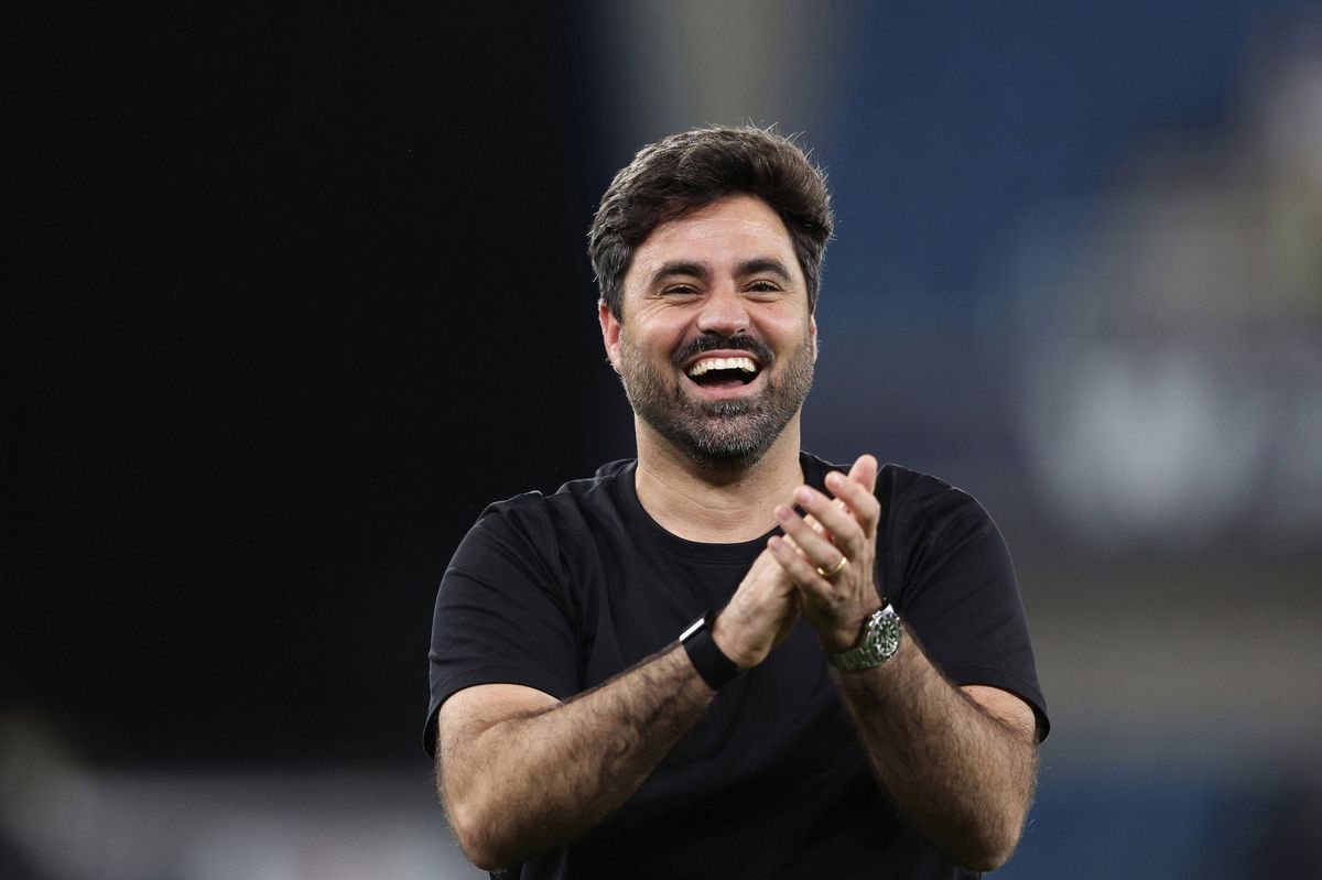 LONDON, ENGLAND - OCTOBER 13: Vitor Matos, Manager of Swansea City, applauds the fans following the team's victory in the Sky Bet Championship 2026/27 match between Millwall and Swansea City at The Den on October 13, 2026 in London, England. (Photo by James Fearn/Getty Images)