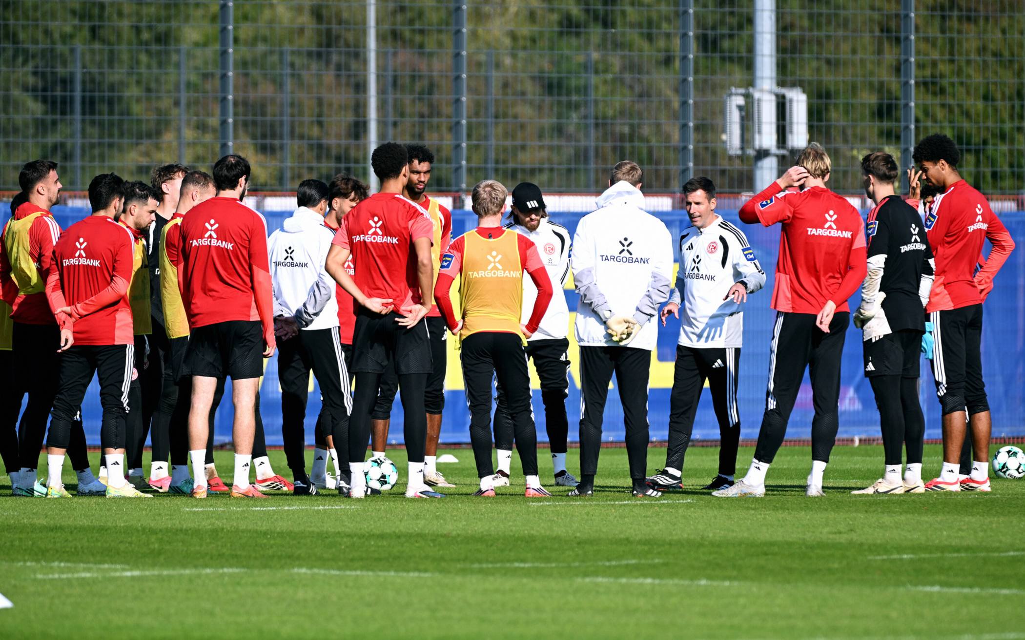 Dazu versammelte er auf dem Platz auch seine neue Mannschaft im Kreis und richtete erste...