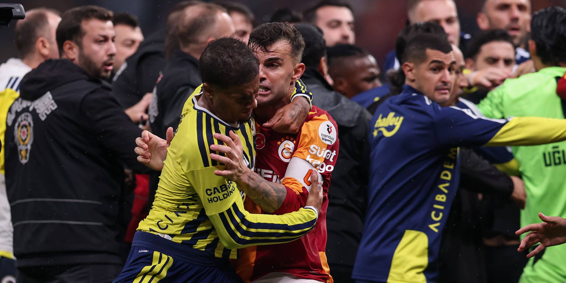 Spieler von Fenerbahce und Galatasaray geraten während eines Fußballspiels in eine körperliche Auseinandersetzung.