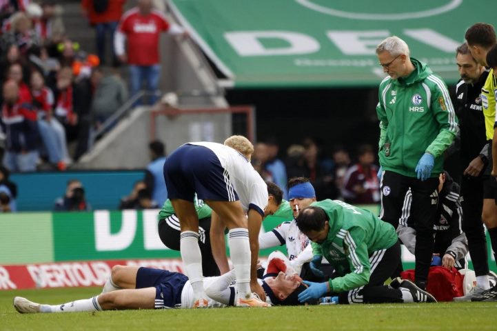 Schalke 04 bangt nach dem heftigen Zusammenprall um El-Faouzi und Gosens. Es droht offenbar ein längerer Ausfall des Duos.