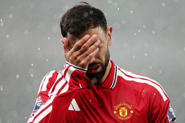 MANCHESTER, ENGLAND - AUGUST 30: Bruno Fernandes of Manchester United wipes his face during the Premier League 2026/27 match between Manchester United and Ipswich Town at Old Trafford on August 30, 2026 in Manchester, England. (Photo by Dan Mullan/Getty Images)