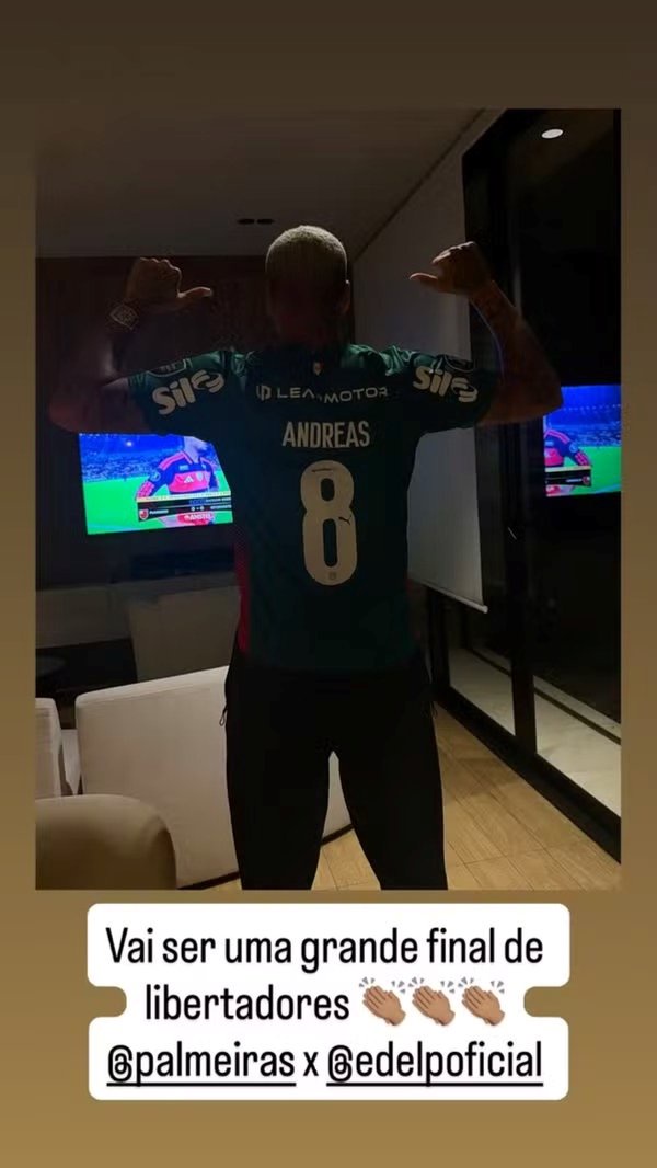 Foto colorida de Deyverson com camisa de Andreas Pereira - Metrópoles