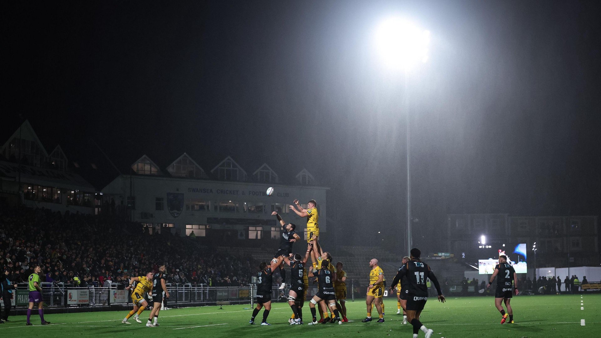 Ospreys and Dragons compete at a line-out