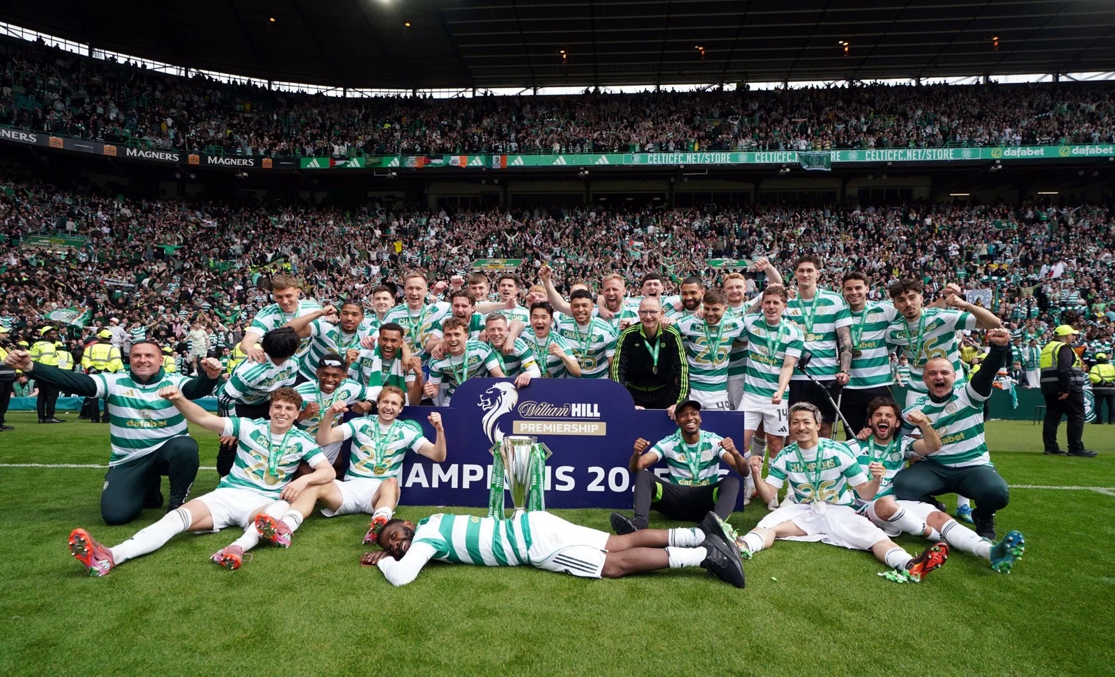 Celtic FC squad and Martin O'Neill