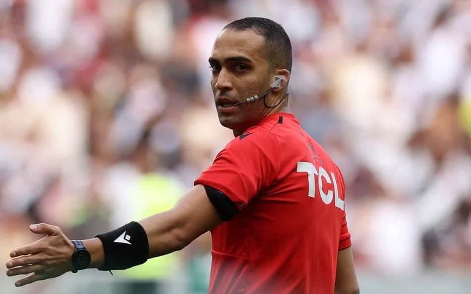 Davi de Oliveira Lacerda de costas e camisa vermelha